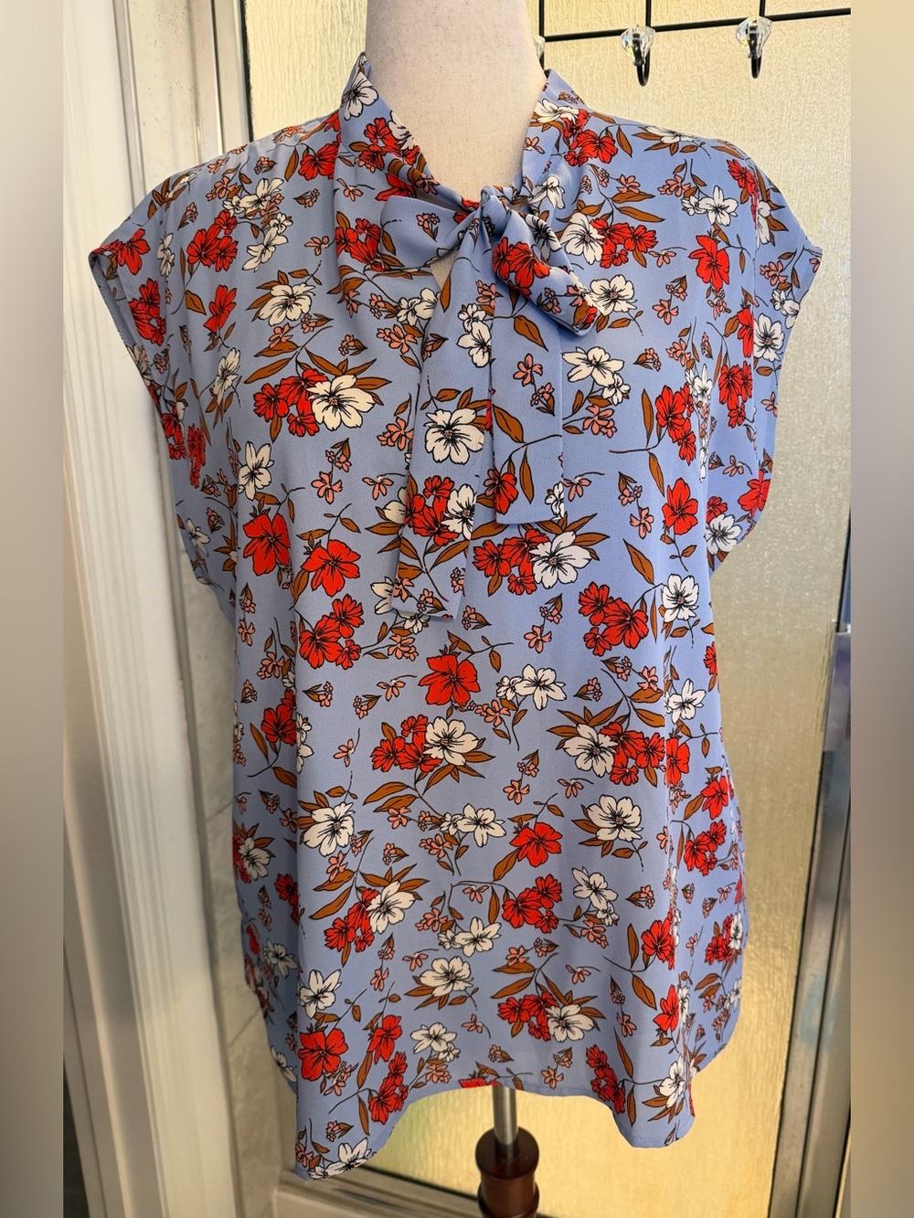 Bar III Blue Red Hydrangea Floral Tie Neck Blouse Top Plus Size 1X EUC $20